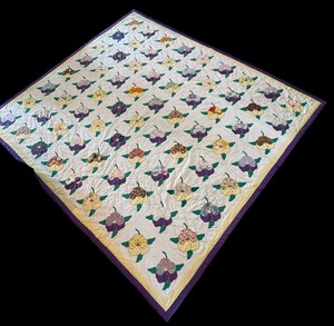 lot 28 image: Handmade Vintage Flower Applique Quilt
