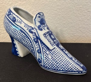 lot 36 image: Vintage Chinoiserie Blue and White Shoe Figurine