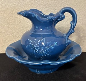 lot 72 image: Vintage McCoy Pottery Petite Pitcher and Basin Set