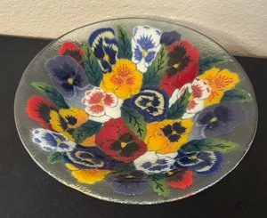 lot 103 image: Signed Peggy Karr Fused Glass Bowl with Pansy Floral Design