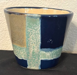 lot 107 image: Pretty Pottery Planter  Vase