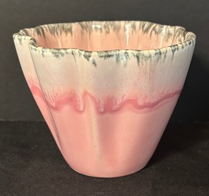 lot 111 image: Vintage Hull Pottery Coronet Planter  Vase