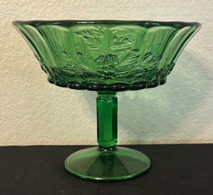 lot 115 image: Vintage Emerald Green Grape and Vine Pedestal Glass Dish