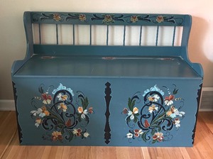 lot 5 image: Beautiful Vintage Rosemaling Storage Bench