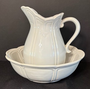 lot 120 image: Vintage McCoy Pitcher and Basin Set