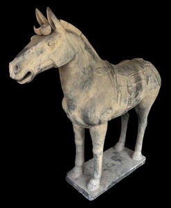 lot 1 image: Life Size Qin Shi Huang Dynasty Terracotta Horse Sculpture, Replica