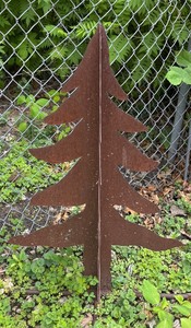 lot 171 image: Metal Pine Rustic Tree Yard Sculpture
