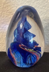 lot 237 image: Gorgeous Art Glass Paperweight