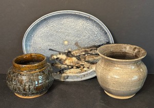 lot 238 image: Lovely Pottery Plate and Vases