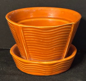 lot 232A image: Vintage McCoy Wave Planter