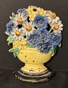 lot 261 image: Vintage Floral Cast Iron Door Stop