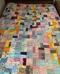 lot 275 image: Quaint Vintage Quilt