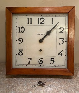 lot 318 image: Vintage New Haven Balcony Clock