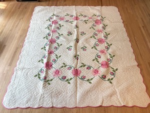 lot 335 image: Beautiful Pink Floral Vintage Quilt