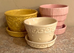 lot 362 image: Three Vintage McCoy Planters