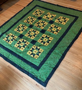lot 371 image: Pretty Vintage Quilt