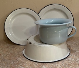 lot 379 image: Vintage Enamel Plates, Bowl and Childrens Chamber Pot