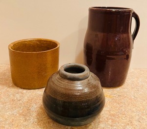 lot 358 image: Three Earth Tone Pottery Pieces