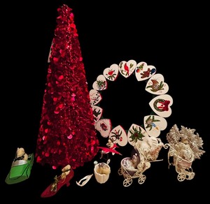 lot 345 image: Vintage Christmas Lot