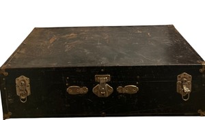 lot 284 image: Vintage Trunk