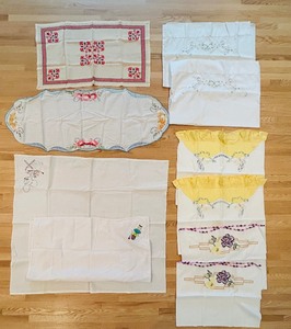 lot 253 image: Needlepoint Linens