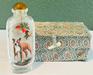 lot 204 image: Decorative Glass Snuff Bottle with Decorative Storage Box