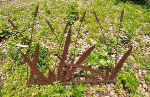 lot 141 image: Metal Yard Decor