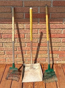 lot 100 image: Dog Cleanup Yard Tools