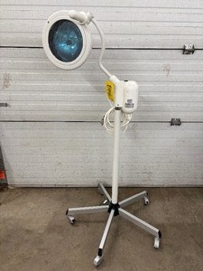 lot 35 image: Hill-Rom Heraeus Minor Surgery Exam Light on Rolling Base with&nbspflexible arm for easy positioning and consistent illumination. Durable design built to last. Provides focused light for exams and procedures. Excellent Condition