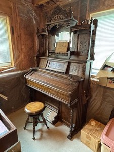 Victorian Style Windsor Pump Organ, Made in Chicago 1890s MUST BRING HELP TO MOVE