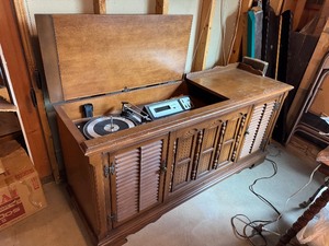 lot 9 image: 1970s Sylvania Garrard Stereo Console AMFM Radio Record Player - MUST BRING HELP TO MOVE