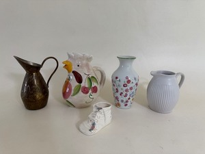 lot 25 image: Vintage containers