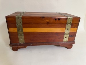 lot 52 image: Vintage Farley & Loetscher Cedar Box with Hinged Lid Copper Bands Rectangle Wooden Box Wood Crate