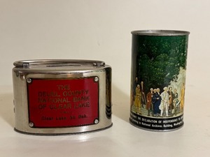 lot 59 image: Vintage 1950s CANCO Tin Litho Advertising Coin Bank Jefferson & Hancock MuralVintage 1950s CANCO Tin Litho Advertising Coin Bank Jefferson & Hancock Mural & Metal Bank