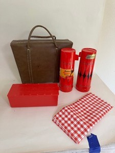 lot 84 image: Vintage Aladdin Picnic Set