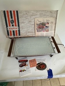 lot 91 image: Vintage Salton Hotray Electric Automatic Food Warmer-WORKS