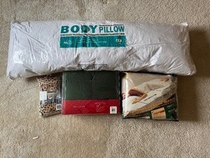 lot 100 image: Brand New Pillows & Blankets