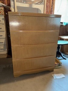 lot 102 image: Harmony House Mid-Century Dresser