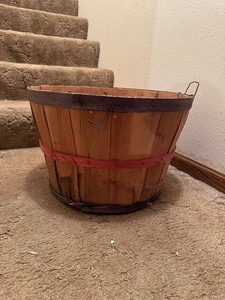 lot 128 image: Vintage Apple Basket