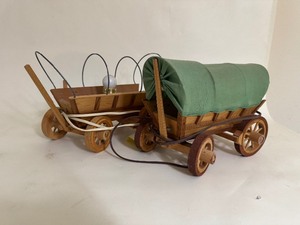 lot 26 image: Vintage Wooden Western Conestoga Covered Wagon Pull Chain Table TV Lamp WORKS