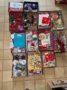 lot 142 image: Large Lot of Bows, Bags, & Tags