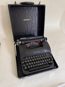 lot 149 image: Vintage 1946 Smith Corona Sterling 4A Portable Typewriter wCase