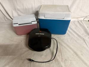 lot 51 image: 2 Coolers and a George Foreman Grill