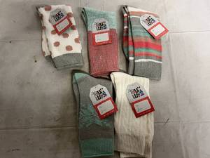 lot 256 image: 5 Pairs of Muk Luks Pastel Socks