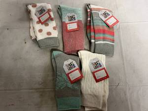 lot 261 image: 5 Pairs of Muk Luks Pastel Socks