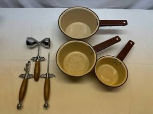 lot 21 image: Enamelware & Bar Accessories