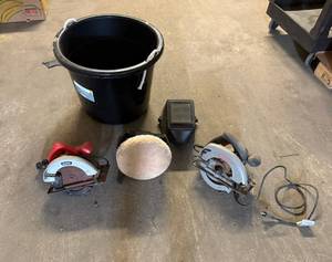 lot 31 image: Tub of Tools & Welding Helmet