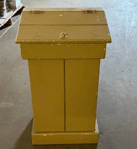 lot 32 image: Storage Cabinet-17x13x29