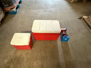 lot 40 image: 2 Coleman Coolers,  Lantern & Air Mattress