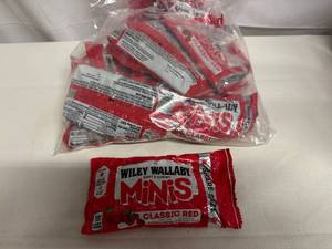 lot 152 image: SSS. 12x 3.5oz Wiley Wallaby Licorice Minis-Classic Red
